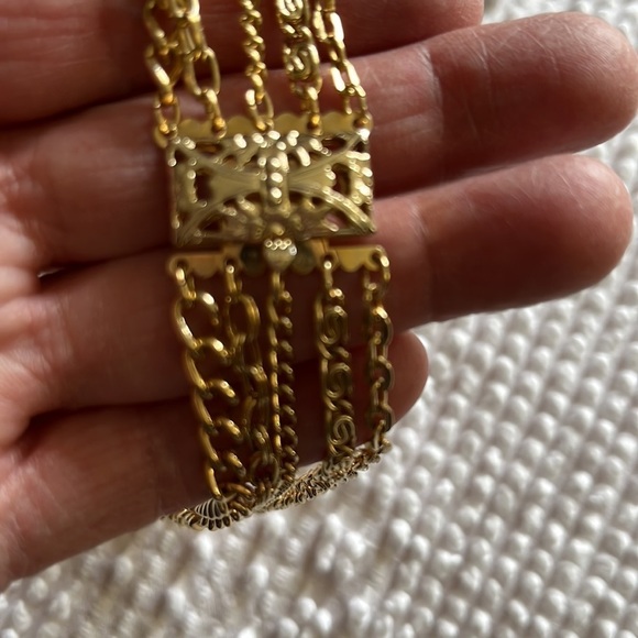 Locket necklace. Gold color. Not real gold. - Picture 5 of 6